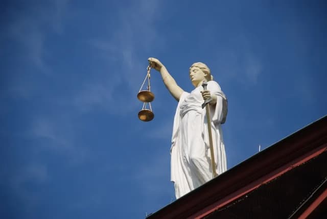 Ile trwa rozprawa sądowa karna? Zaskakujące fakty i czynniki wpływające na czas trwania Ile trwa rozprawa sądowa karna? Zaskakujące fakty i czynniki wpływające na czas trwania